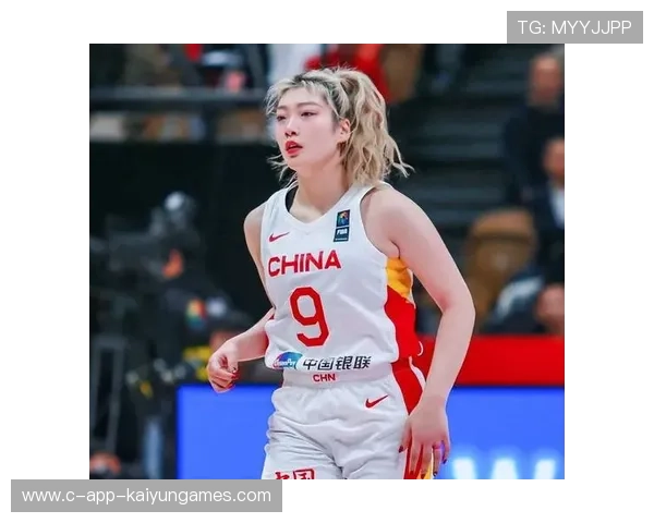 中国女篮内部比赛:李梦绝杀引欢呼 中国女篮内部比赛:李梦绝杀引欢呼